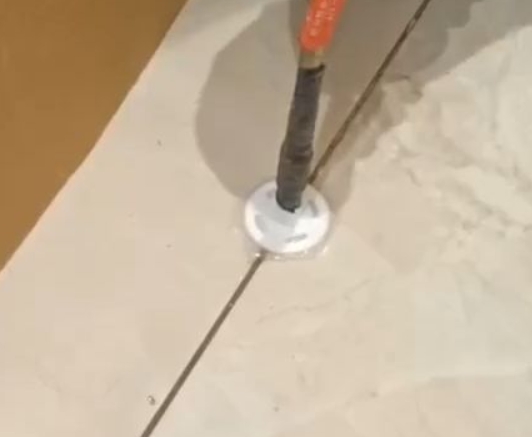 洛南瓷砖空鼓维修公司专业解答瓷砖在铺贴过程中，如果没有涂抹均匀到位的粘结材料（如水泥砂浆或瓷砖胶），可能会导致以下问题