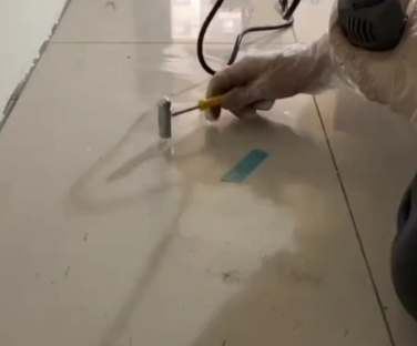 洛南瓷砖开裂维修公司专业分享瓷砖在铺贴前如果没有沥干水分，将会导致以下问题